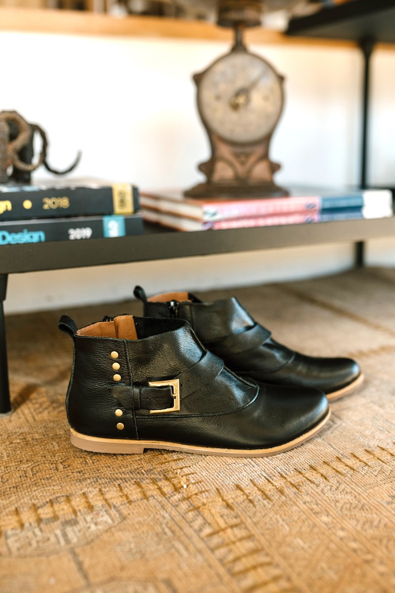 The 𝗻𝗲𝘄 𝗟𝗜𝗩 𝗜𝗡 𝗕𝗟𝗔𝗖𝗞 is here &amp; we’re OBSESSED! Think "caszh" but cool because these have the Blu Betty signature design edge.
𝗦𝗵𝗼𝗽 𝘁𝗵𝗲 𝗟𝗶𝘃 𝗼𝗻𝗹𝗶𝗻𝗲: blubetty.co.za/product/liv-bl… 
#BluBettySA #LivBlack #BluBettyBoots #BlackBoots #BlackLeatherBoots