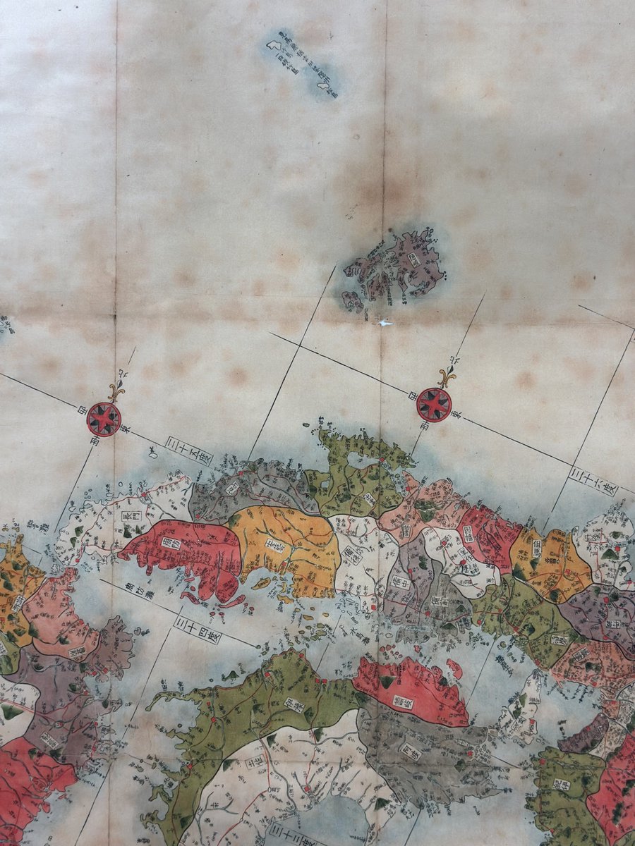 A historical map of Japan crafted in late-1700s I stumbled across during the trip last month

Line up of graticules together with latitude labels (三十六度 means 36°N), muted graduated colour of shorelines, fading lines… all executed and blended so well

Sort of #MapsInTheWild?