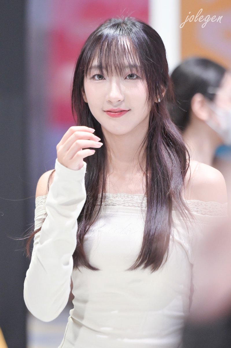 KLapirattanakul's tweet photo. #EmmyBNK48 #GreenFlashTH_Roadshow MBK Center 27 APR #GreenFlashTH #BNK4818thSINGLE #BNK48 #jolegen https://t.co/oIPY3wsiDh