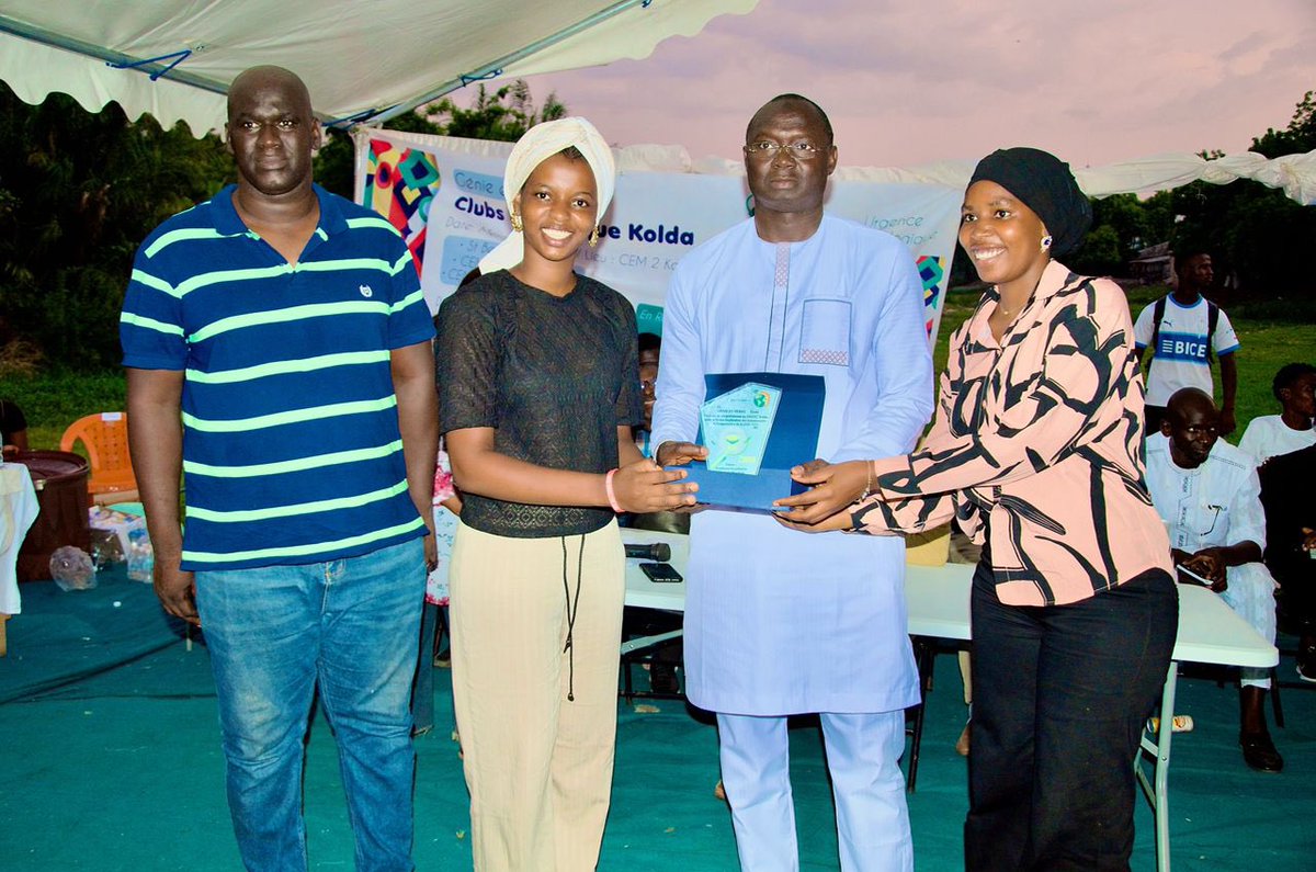 Félicitations au CEM Sinthiang Faraba, grand vainqueur de cette édition🏆! 

Un moment de distinction et de reconnaissance aux:
proviseur du #LAMB M. Coulibaly, 
- 🏆 au DREEC : M. Badji
- 🏆 meilleur encadreur club: M. <a href="/yamoudjibou/">🇸🇳Moudjibou Rahamane Balde🇸🇳✍️</a> ,
- 🏆 l’école la plus propre: #CEM2
#Plastic