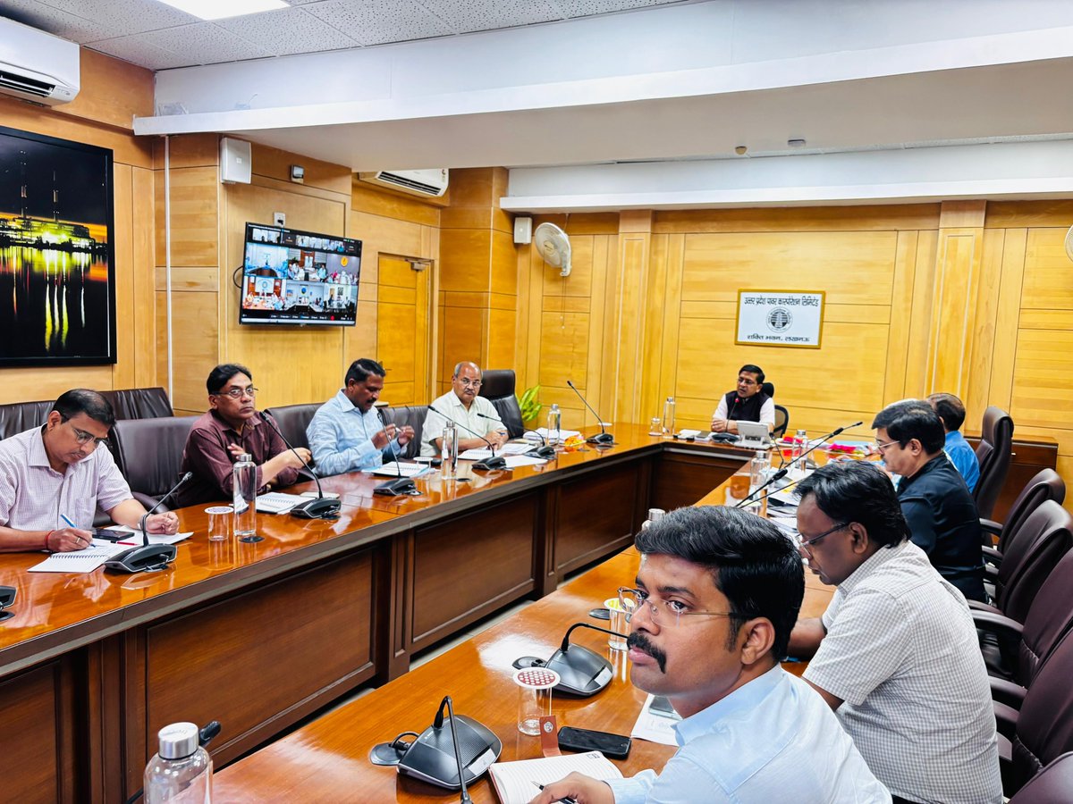 UPPCLLKO's tweet photo. Chairman, UPPCL held a detailed review meeting with all DISCOMs to strengthen performance and enhance service quality.
#UPPCL #PoweringUP #DISCOMReview
@CMOfficeUP
@EMofficeUP
@aksharmaBharat
@mduppcl https://t.co/K2sro3YJj1