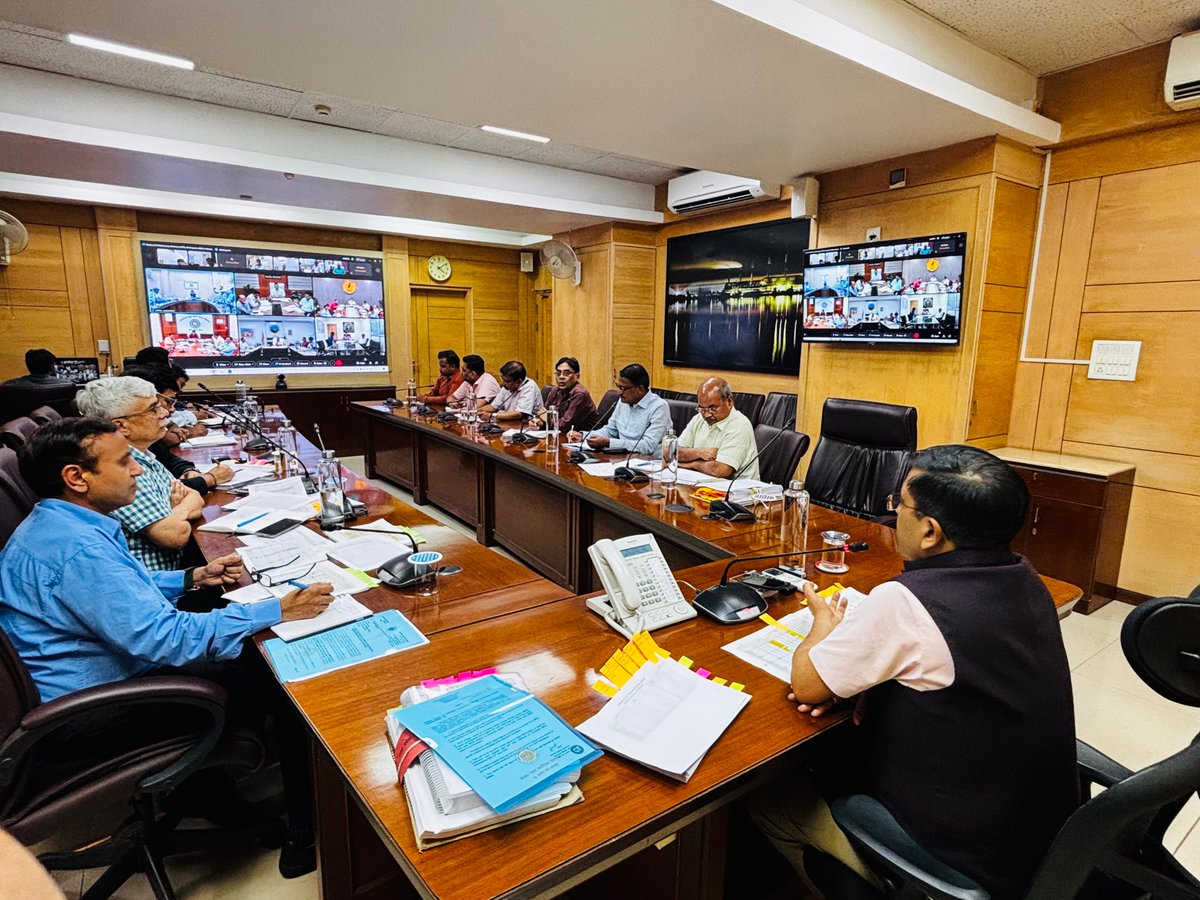 UPPCLLKO's tweet photo. Chairman, UPPCL held a detailed review meeting with all DISCOMs to strengthen performance and enhance service quality.
#UPPCL #PoweringUP #DISCOMReview
@CMOfficeUP
@EMofficeUP
@aksharmaBharat
@mduppcl https://t.co/K2sro3YJj1