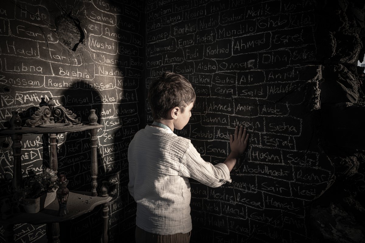 Filistin’de bombalanmış bir evin odası.
Tavan çökmüş, duvarlarda şehit çocukların isimleri.
Bir zamanlar sesleri yankılanıyordu, şimdi sadece isimleri…

Fotoğrafı <a href="/enes_tokyay/">Enes HakanT</a>’ın Sirkeci Garı'ndaki “Sadece İsimler Değişiyor/Renamed” enstalasyon sergisinde çektim.