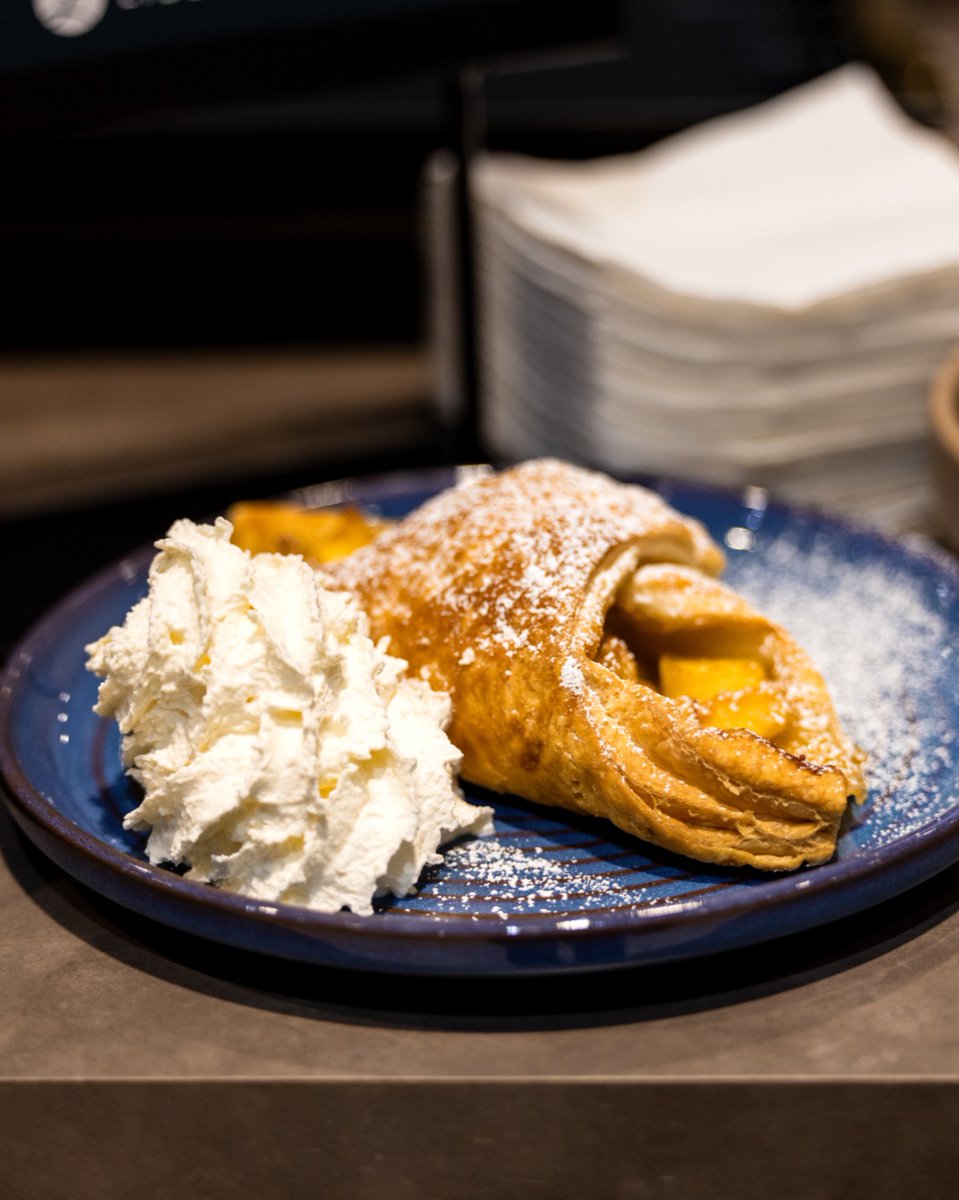 ArcticApples's tweet image. Flaky, cinnamon-apple goodness. With Arctic apples, our pre-sliced apples mean no prep  - just delicious desserts ready in no time! 📷: dietzstudio.com 

#NationalAppleStrudelDay #arcticapples #applerecipes