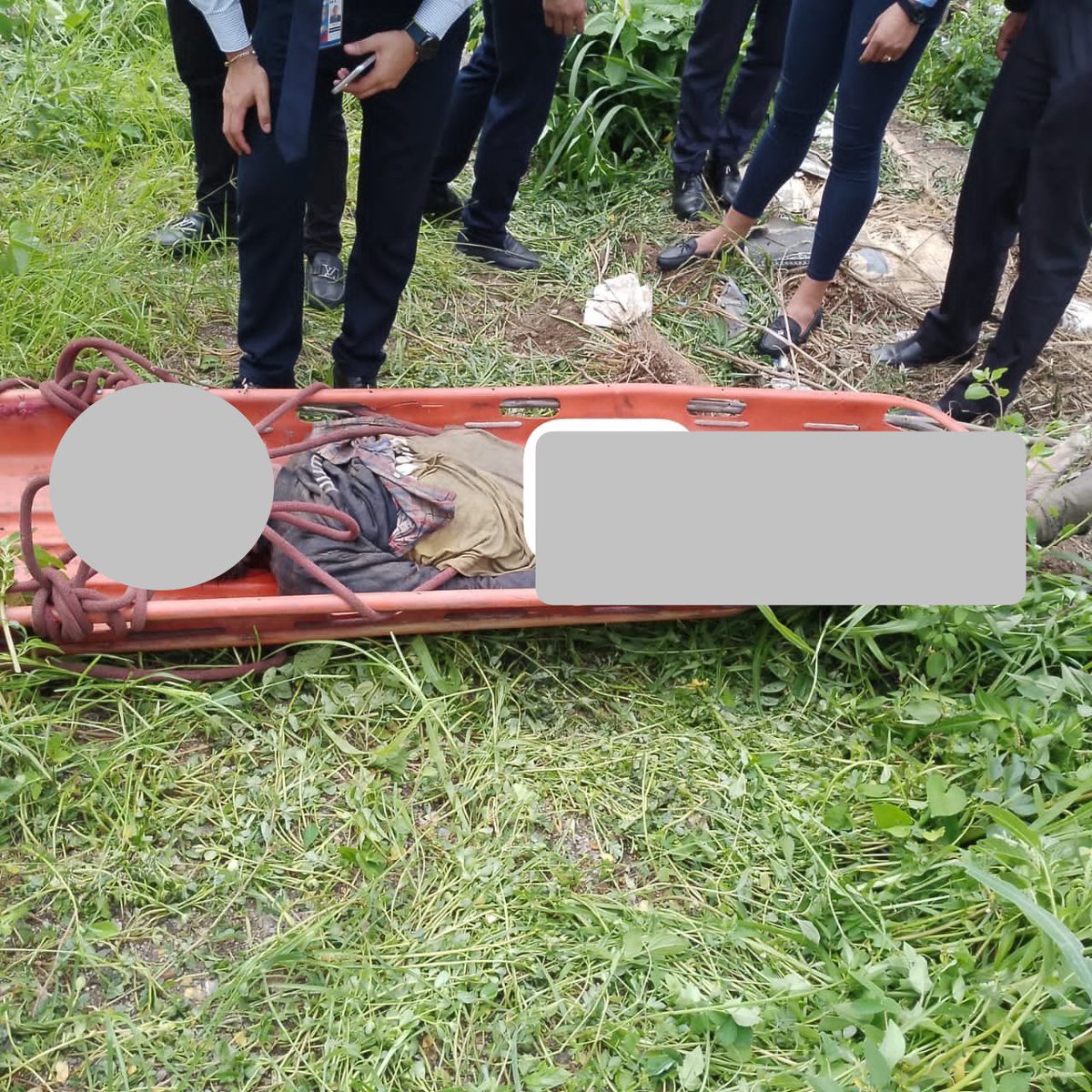 albertoprato02's tweet image. Atentos y pendientes: este evento ocurrió el día de ayer 04:05pm, en el cause del Río Guaire, Municipio Sucre, Petare, entre el sector Maca y el Llanito, adyacente al estadio. 
Recuperacion de cadáver.
Bomberos de Caracas ,CICPC, estuvieron en el sitio.