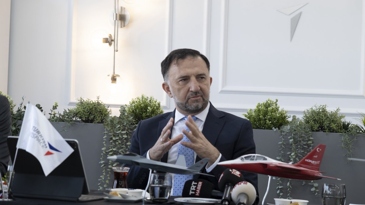 Paris Air Show 2025’te yerli ve yabancı basın mensuplarıyla buluştuk.

Yüksek teknolojiye dayalı çözümlerimizi, millî havacılık kabiliyetlerimizi ve küresel iş birliklerimizi paylaştık, geleceği inşa eden vizyonumuzu ve teknolojik derinliğimizi gösterdik.

Yöneltilen sorular ve