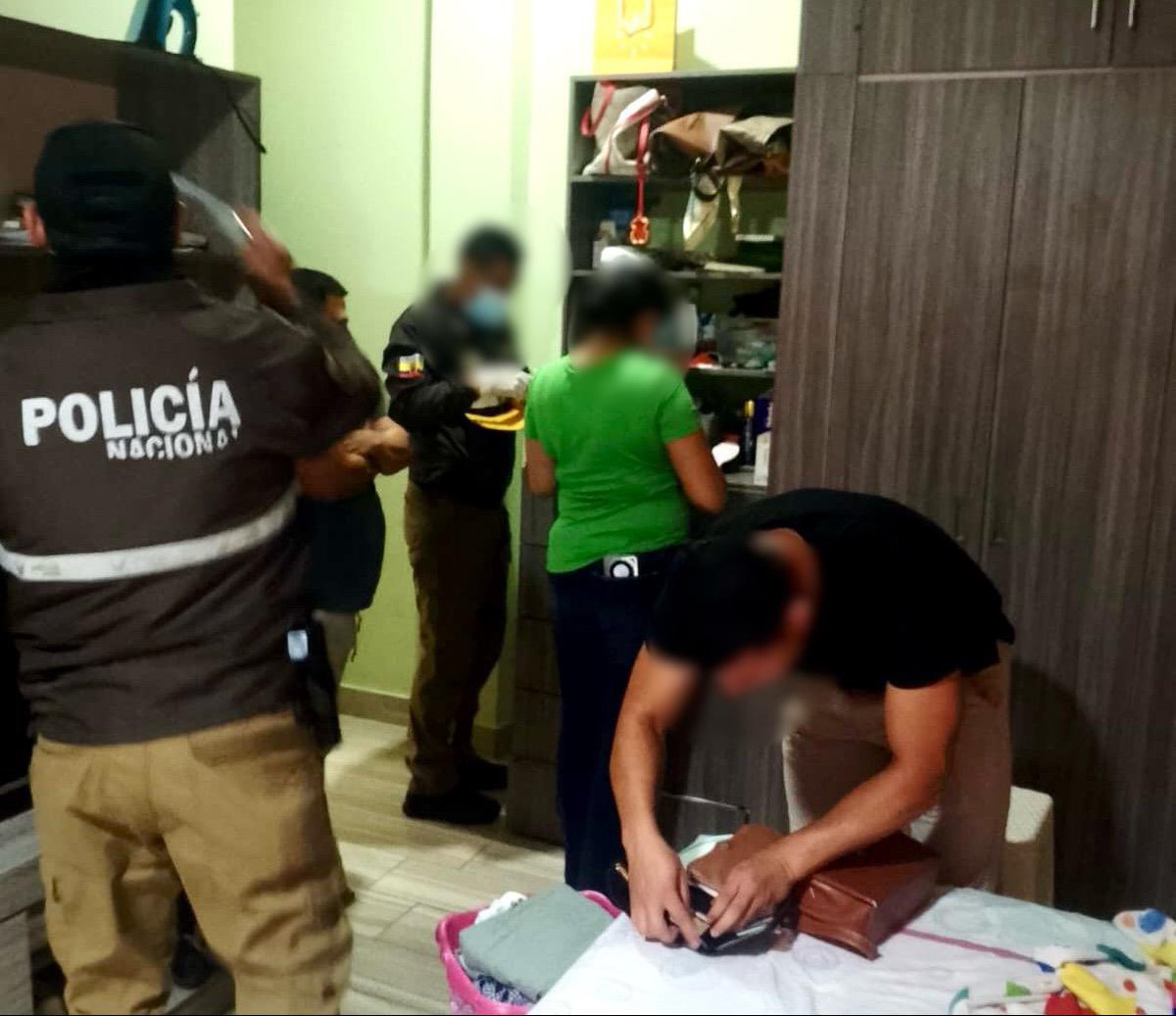 ⚠️| Allanamientos en oficinas y domicilios de funcionarios judiciales de la Corte Provincial de #Manabí, por presunta delincuencia organizada. Según la Fiscalía, todo inició en agosto de 2024, luego de haber receptado los testimonios anticipados de dos exjueces sentenciados