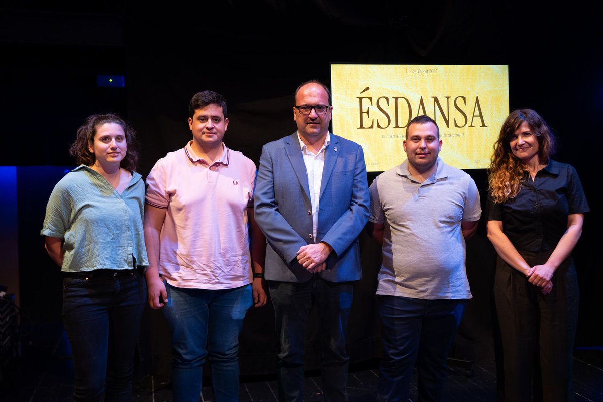 Avui hem assistit a la roda de premsa del Festival <a href="/esdansa/">Ésdansa</a> al centre del <a href="/tradicionarius/">Tradicionàrius</a>. 
Molt contents de la bona rebuda i tot el treball fet per fer visible la dansa tradicional. 

📷 Pol Solé
#CulturaPopular