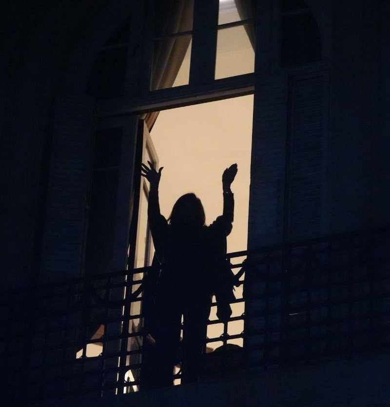 CristinaLibreOk's tweet photo. Haciendo historia desde un balcón. ¿Te suena? https://t.co/ywV3PGs74I