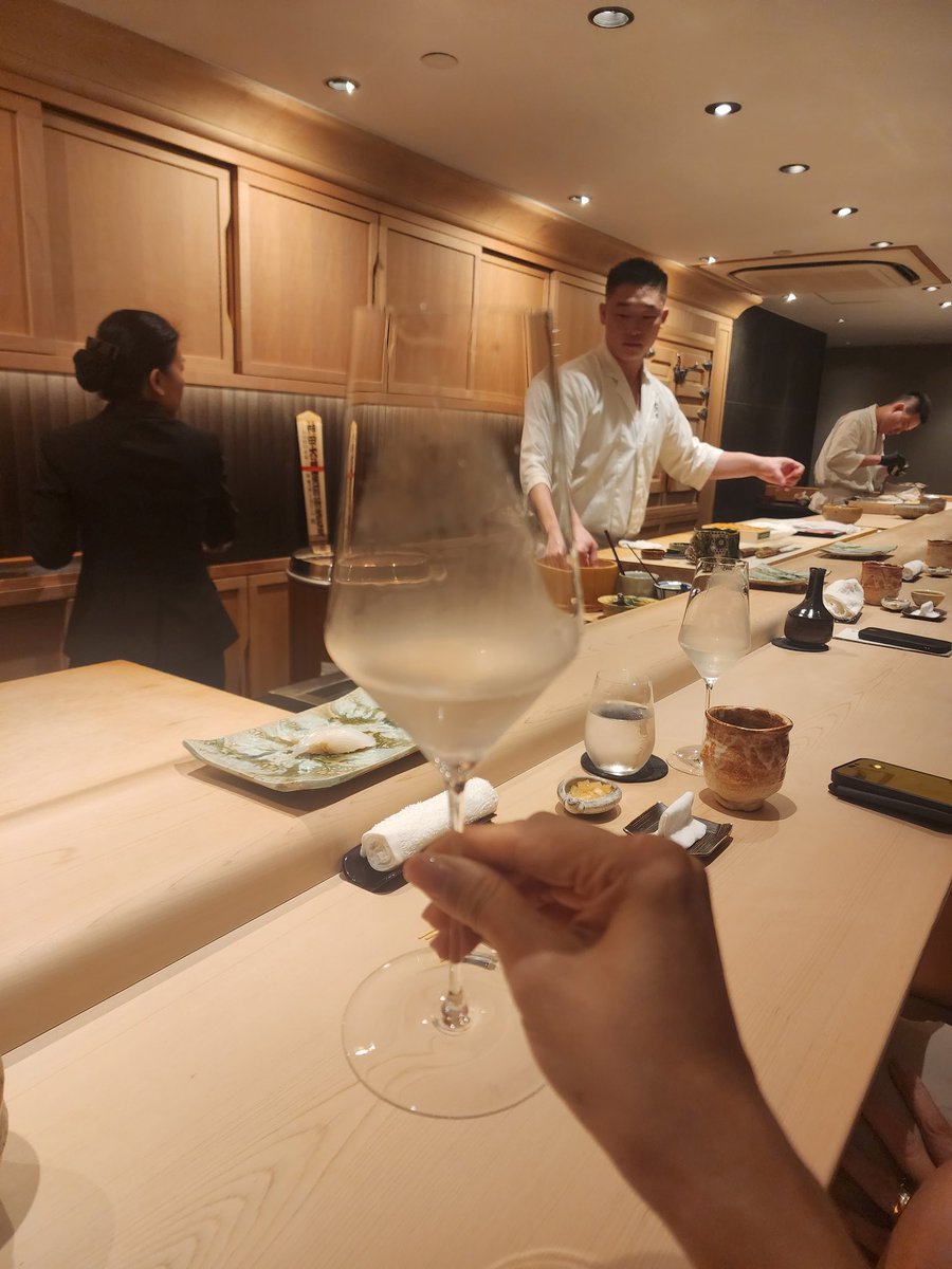 桜エビの葛そうめん、イカ（絶品）、真鯛、金目鯛、アジ、イサキ、赤貝（キライ）、シャコ（キライ）、マグロ、大トロ、甘エビ、大トロ巻き、だし巻き、あおさのお味噌汁、アイスクリーム。大トロ巻きお代わり。デトックスで断酒中なのに日本酒🍶ほんの少し🥺すっごく美味しかった！3、4口だけ💦