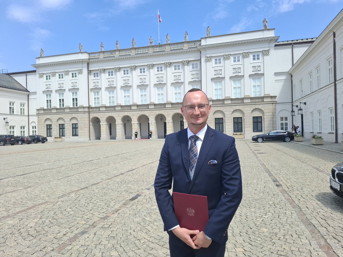 😇 Wczoraj prezydent Rzeczypospolitej Polskiej pan Andrzej Duda wręczył akt nominacji profesorskiej pracownikowi <a href="/historycznyUJ/">Wydział Historyczny Uniwersytetu Jagiellońskiego</a>/<a href="/IHistoriiUJ/">InstytutHistoriiUJ</a>  🥳 Raz jeszcze serdecznie gratulujemy! 🥰