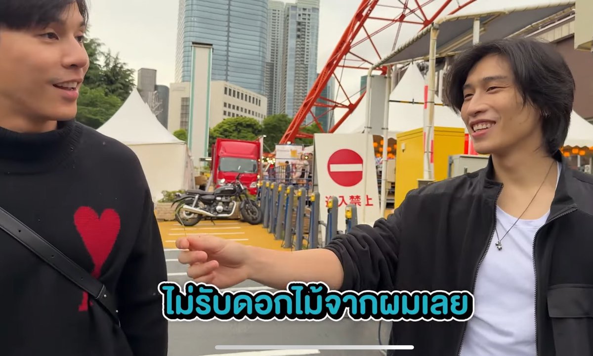 เหมือนเด้กผุชายปอสองที่มีเพื่อนที่น่ารักที่สุดในห้อง มาแอบชอบมาจีบ เอาดอกไม้มาให้ ละเขินกล้องเขินเค้าจนทำตัวไม่ถุกเลยไม่รับดอกไม้อ้ะ 😭😭😭 บายเดอะเวคุนแม่โดนทักหลังไมค์มาสอบถามเยอะมากค้ะ .. ขอพุดตรงนี้ ในฐานะแม่ลุกอ้วน จั๋นไม่เคยสอนนางให้เปนแบบนี้ 😔