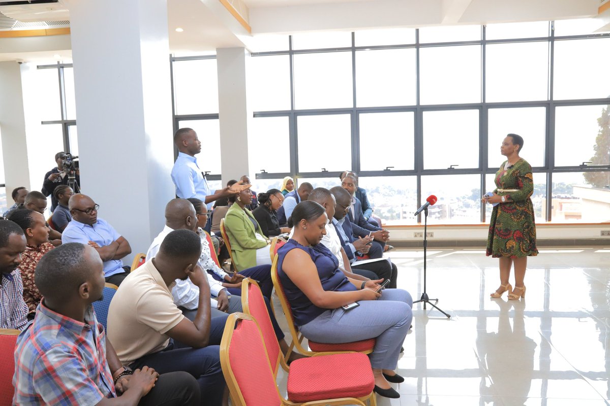 Nats20122351's tweet image. 🟡 Col. @edthnaka Commends Media for Nation Building

During her visit to @nextmediaug, Col. Edith Nakalema thanked journalists for their hard work and dedication, recognizing their vital role in shaping a better Uganda. 🇺🇬