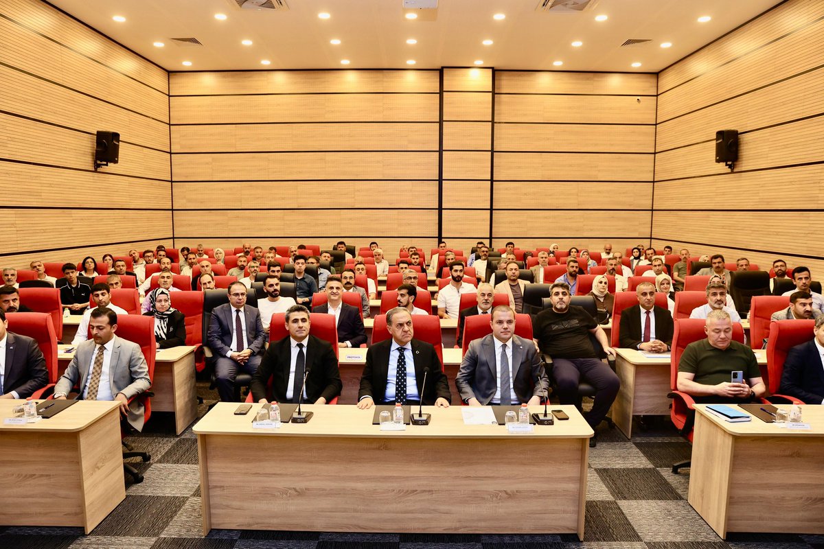 bingoltso's tweet photo. 📍Valiliğimizin öncülüğünde, Odamız ev sahipliğinde, Sanayi ve Teknoloji İl Müdürlüğümüz ve Fırat Kalkınma Ajansı Bingöl Yatırım Destek Ofisimizin iş birliğiyle düzenlenen “Yeni Yatırım Teşvik Sistemi Bilgilendirme Toplantısı” sanayicilerimiz ve üyelerimizin yoğun katılımıyla tamamlandı.

Toplantımıza teşrif eden;
🔹 Valimiz Dr. @ahusta07’ya
🔹 Belediye Başkanımız @Erdalarikan12’a
🔹 Fırat Kalkınma Ajansı Genel Sekreterimiz Sayın @MSBudancamanak’a
🔹 İl müdürlerimize,
🔹 Değerli üyelerimize ve yatırımcılarımıza teşekkür ederiz.

👥 Toplantıda;
Türkiye Yüzyılı Kalkınma Hamlesi çerçevesinde ele alınan Teknoloji, Yerel Kalkınma ve Stratejik Hamle başlıkları,

Sektörel ve Bölgesel Teşvik Sistemi kapsamında öne çıkan öncelikli ve hedef yatırımlar,

6. bölgeye özel destekler, OSB yatırımlarında sunulan vergi indirimleri ve SGK teşvikleri,

Ayrıca yeşil ve dijital dönüşüm, enerji, entegre hayvancılık, seracılık ve Ar-Ge gibi birçok alandaki yatırım fırsatları detaylı şekilde değerlendirildi.

📌 Bunun yanı sıra; 1. bölgeden 6. bölgeye taşınacak yatırımlara yönelik ilave avantajlar ile OSB’lerde planlı sanayileşmeyi destekleyen uygulamalar da toplantı gündemimizdeydi.

Yeni Yatırım Teşvik Sistemi, Bingöl iş dünyamız için tarihi bir fırsat.

Bu vizyoner sistemin hayata geçmesinde katkı sunan;
🇹🇷 Cumhurbaşkanımız Sayın @RTErdogan’a,
📣 Mimarisini üstlenen ve bölgemizin güçlü sesi Cumhurbaşkanı Yardımcımız Sayın Dr. @_cevdetyilmaz’a,
🏛️ Sanayi ve Teknoloji Bakanımız Sayın @mfatihkacir’a,
💼 Taleplerimizi ısrarla gündeme taşıyan TOBB Başkanımız Sayın @RHisarciklioglu’na,
ve emeği geçen tüm ilgililere şükranlarımı sunuyoruz.
