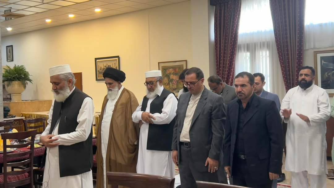 UsamaAsad807's tweet photo. ایرانی سفارت خانہ میں وحدت اُمت نماز
اتحاد وحدت کا بہترین عملی مظاہر ۔
#IranUnderAttack https://t.co/82GiAnkysL