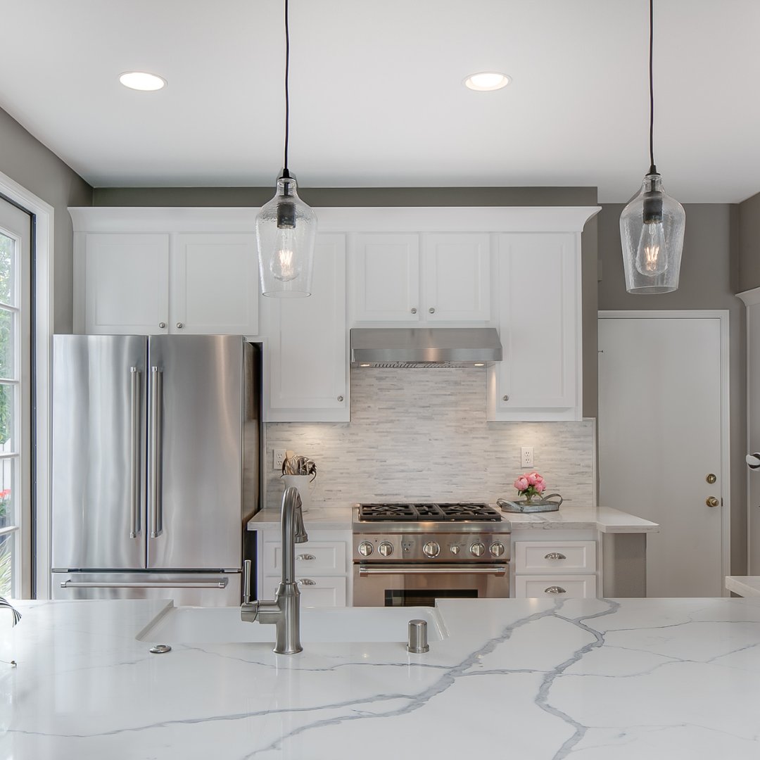 This kitchen remodel is pure perfection ✨ From custom cabinets to sleek countertops, every detail shines.

Ready for your dream kitchen? Book a consult:
👉 bit.ly/3vTYyVq

#KitchenRemodel #MKDKitchenAndBath #QuartzCountertops #MichiganHomes #CabinetRefacing