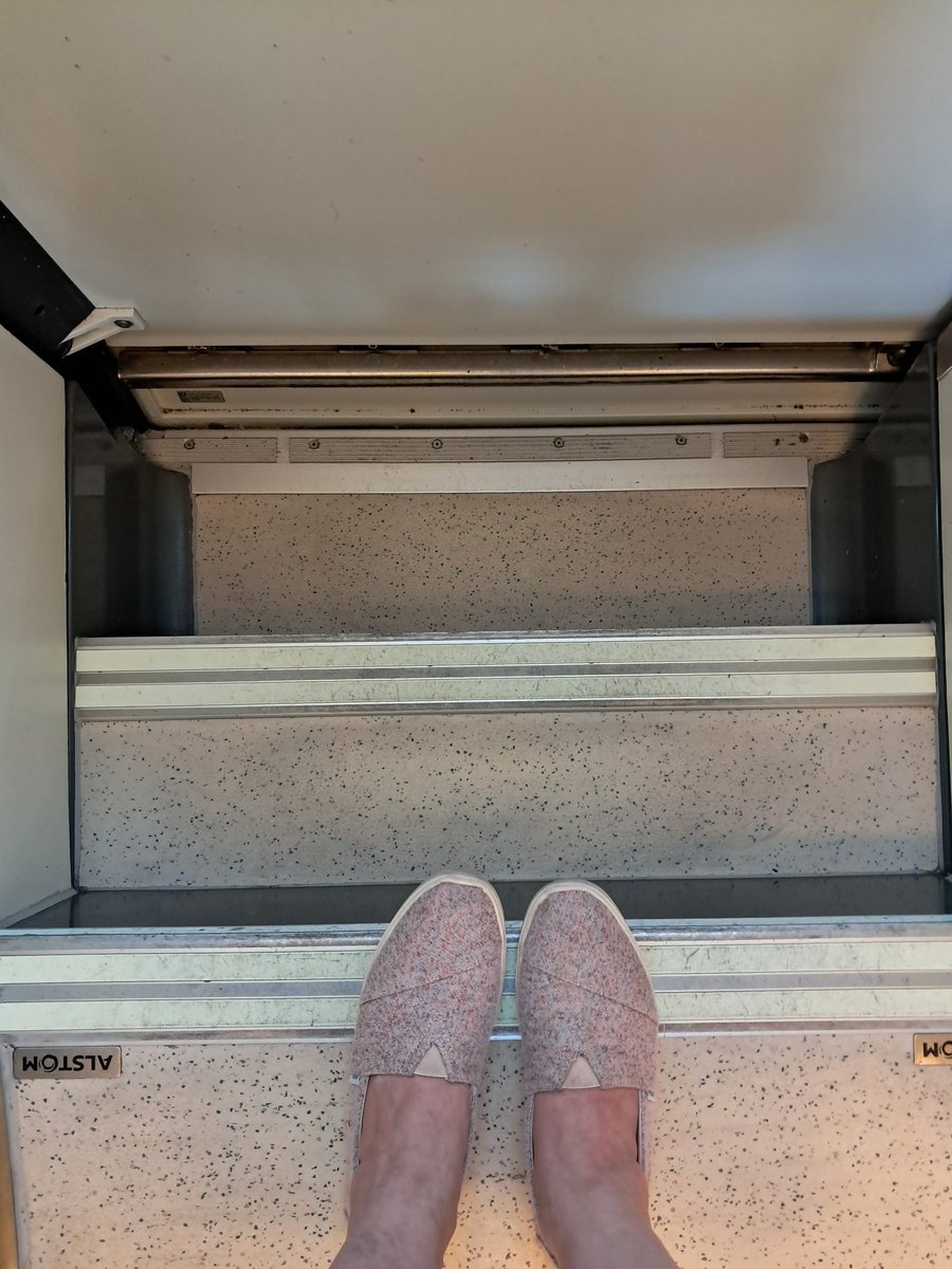 niet53876's tweet photo. #eltrennoparanosotrossi
Vidas paradas porque hay trenes que antes paraban en SG y ahora pasan de largo.
Y muchos viajeros con #VidasParadasEntreLas1303y1540 porque pasan de reorganizar horarios y poner algún tren ese tramo horario para viajeros recurrentes como antes de las obras https://t.co/ZIjdQGkC1L