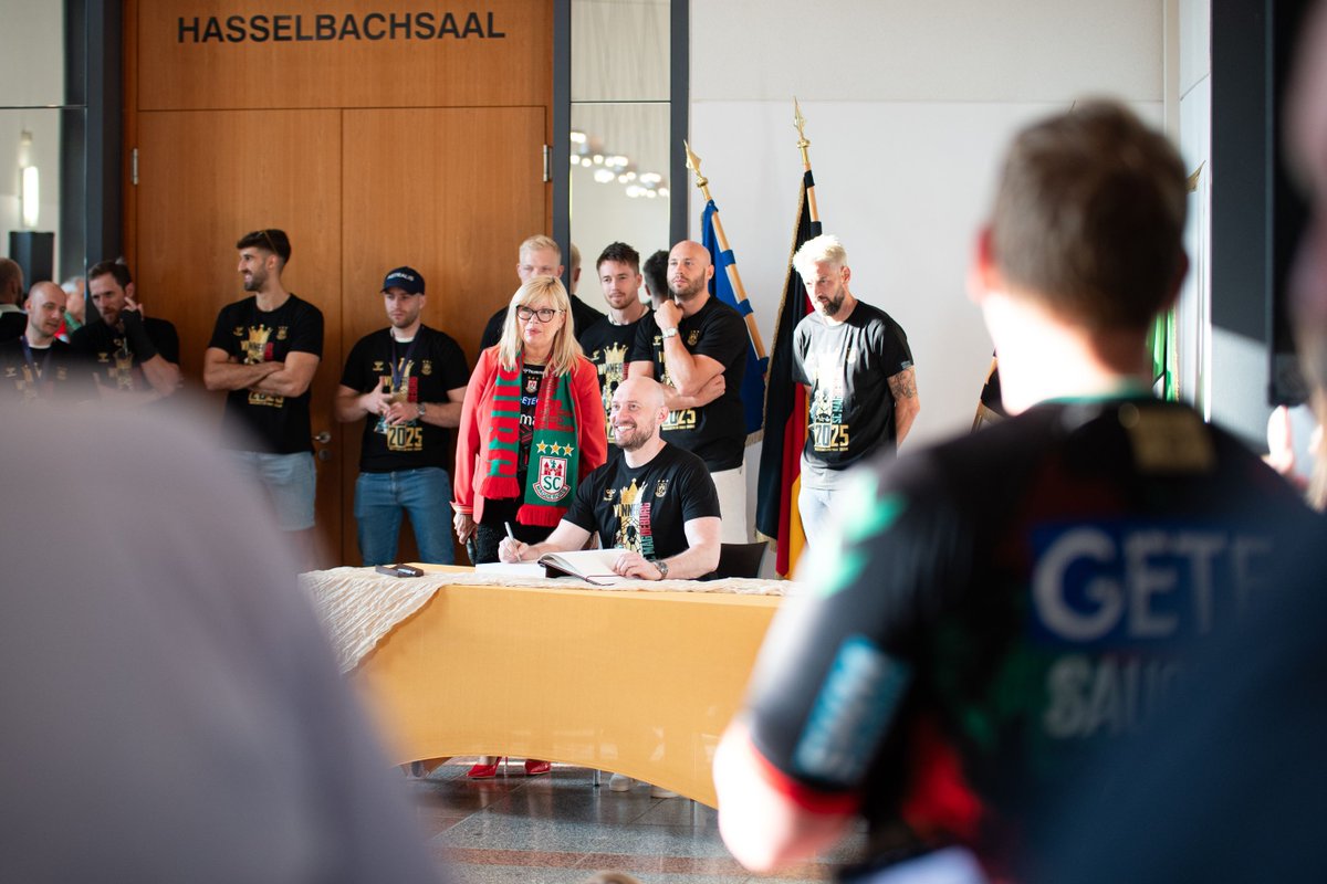 Wir gratulieren dem SCM zu einem großartigen Sieg mit dem die Mannschaft erneut zeigt, dass Magdeburg eine Stadt des Spitzensports ist. Wir freuen uns über die Eintragung der Sportler und Teammitglieder im Goldenen Buch der Stadt gestern im Rathaus.