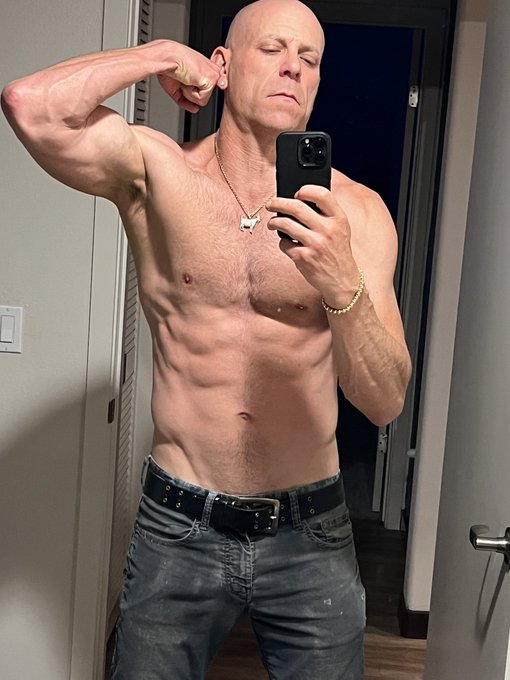 Watch Big C 😎's leaked NSFW photo on TwXstars