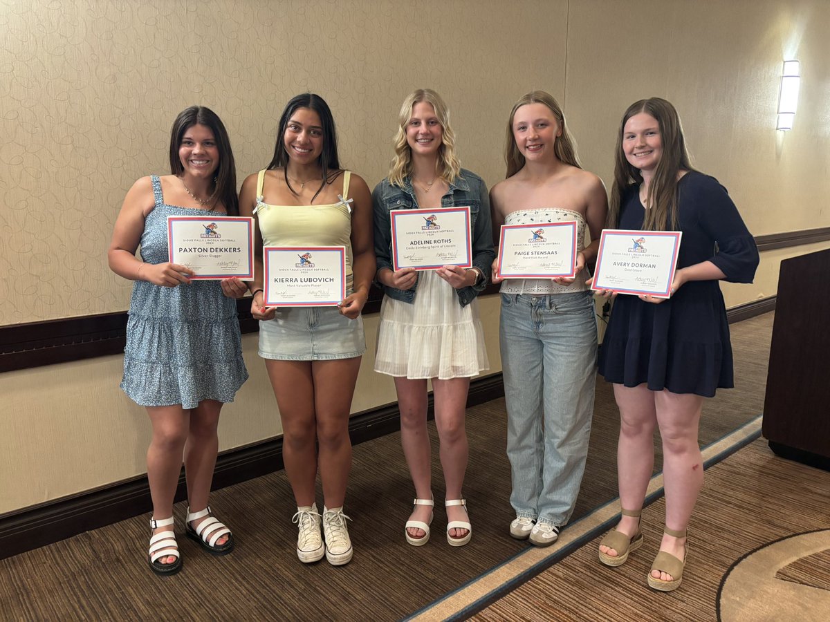 Awards

Congratulations to our Varsity Season Award Winners: 

Silver Slugger- Paxton Dekkers
Most Valuable Player-Kierra Lubovich 
Emily Eirinberg Spirit of Lincoln - Adeline Roths
Hard Hat/Hardest Worker- Paige Stensaas
Gold Glove - Avery Dorman
Energizer-Reese Husman