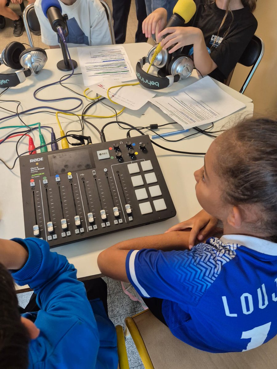Le recteur présent à l’école Jean Achard de Voreppe aux côtés des équipes pédagogiques et des élèves, dans le cadre d’une résidence consacrée au langage : podcasts illustrés, webradio animée par les élèves, motricité musicale dès la maternelle.