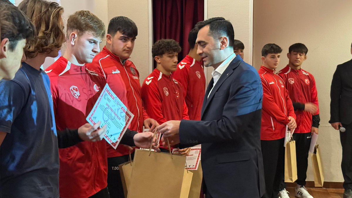 🏆 Öğrencilerimizi Ödüllendirme Töreni 🏆

Kaymakamımız Sn. Taha GENÇ, Belediye Başkanı Sn. Şerif ÜN, Cumhuriyet Savcısı Sn. Alp Esat CANSEL, kurum amirleri, veliler, öğretmenler ve öğrencilerimizin katılımlarıyla;
Rıdvan Çelikel Fen Lisesi’nde 2024-2025 eğitim öğretim döneminde