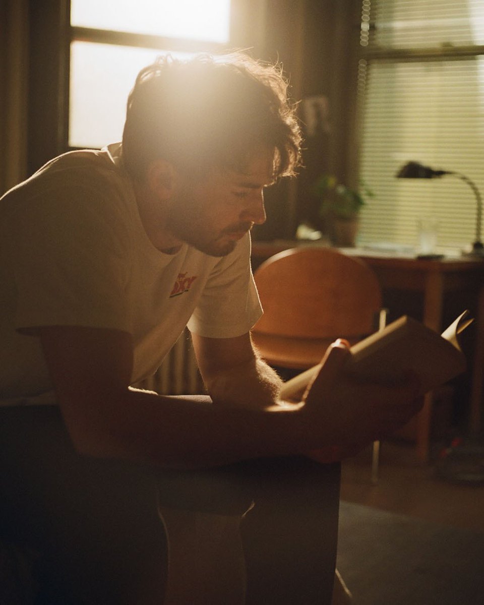 CevansContents's tweet image. 📸|New Chris Evans stars as John in "Materialists"