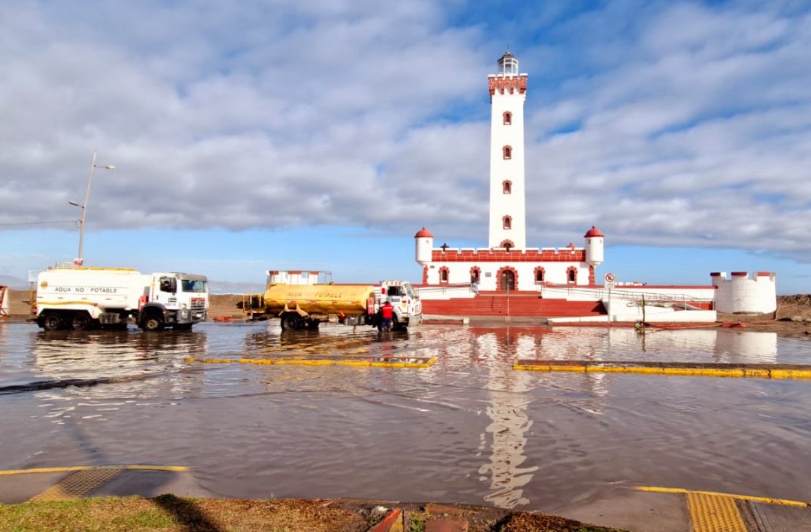 ❗️#LaSerena Desde temprano, equipos municipales en terreno despejando caminos tras precipitaciones de este lunes. En imágenes, personal en Cirujano Videla y Faro Monumental #lluvia