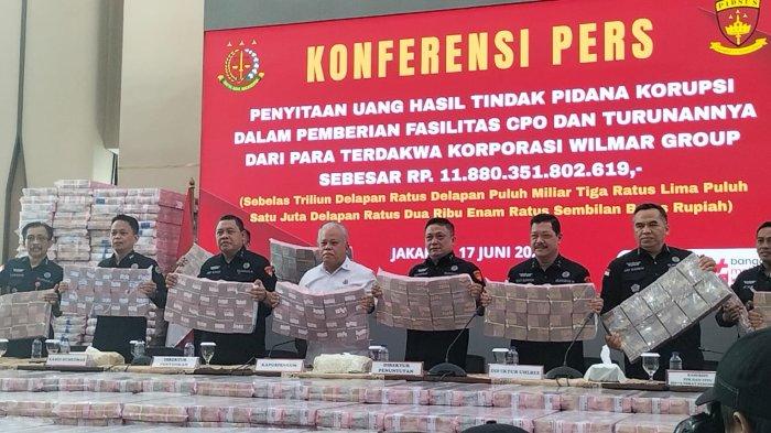 11 T

Dan begitu saja...berlalu begitu saja.
Orang Indonesia sudah dalam fase bodo amat sama korupsi berulang-ulang yang diungkap Aparat Penegak Hukum. Buktinya tidak terjadi aksi apapun! tidak terjadi reaksi apapun di Masyarakat. Damai. 
Yang Korupsi ya Korupsi....
Bangsa Besar