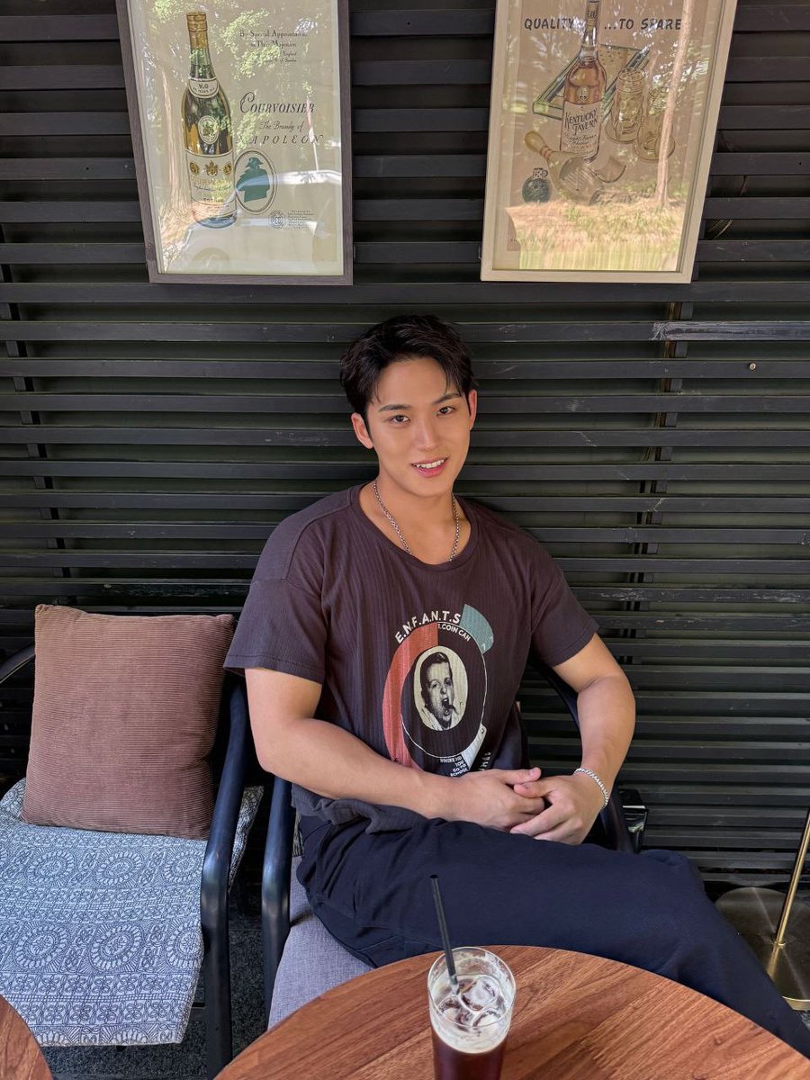 mingyu's tweet image. Don't stay awake for too long
Don't go to bed
I'll make a cup of coffee for your head
I'll get you up and going out of bed