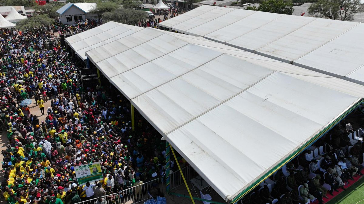Hakuna wa kuweza kuutenganisha upendo wa Watanzania kwa Mama Samia mapenzi ya Watanzania kwake ni ya dhati, ya kweli, na yanazidi kuongezeka kila uchao. Bila shaka, Rais wetu anapendwa kupita maelezo. Aisee, huyu Kiongozi ni hazina ya taifa.
#kaziNaUtu
#TunasongaMbele