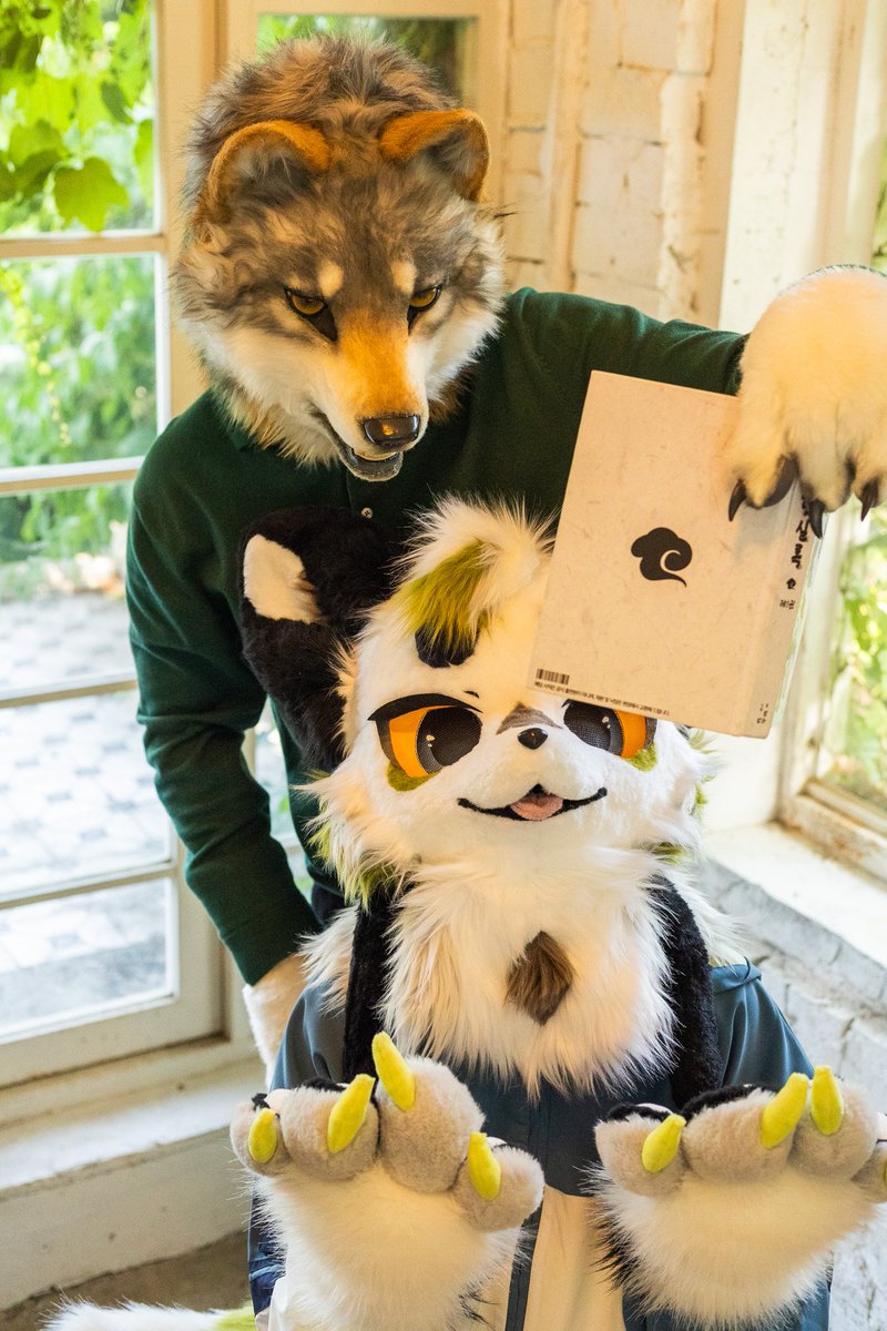#FursuitEveryday
앗!?! 내 책!!