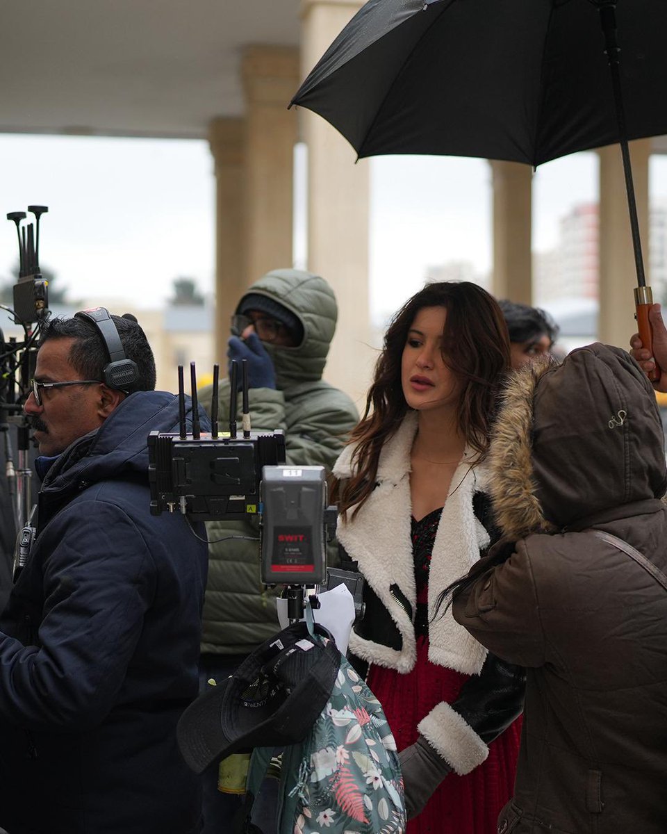 BollySpice's tweet image. Check it out we have ac BTS picture of Shanaya Kapoor from the sets of #AankhonKiGustaakhiyan #ShanayaKapoor