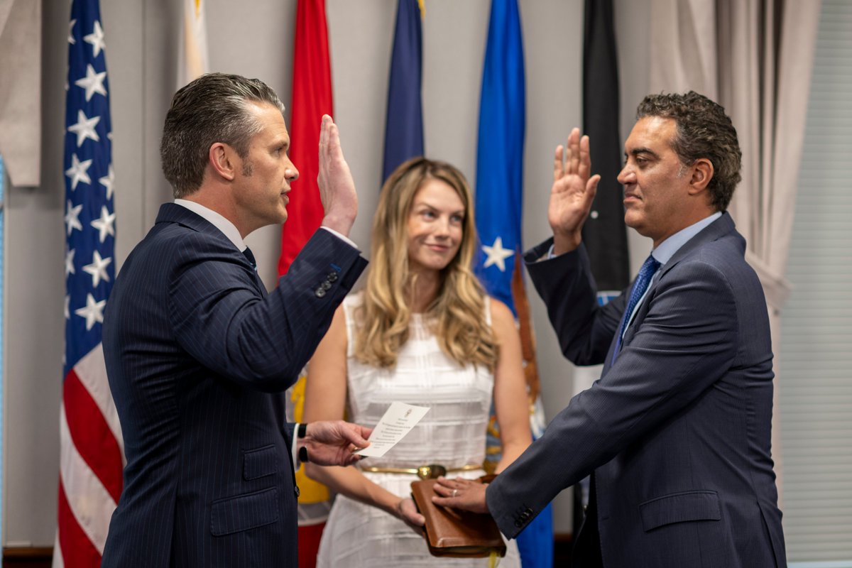 DoDCTO's tweet image. .@SecDef Pete Hegseth officially swore in the @DeptofDefense's Chief Technology Officer, Mr. Emil Michael (@USDREMichael) last week.
⚙️🇺🇸American warfighters deserve next-level tech. With Mr. Michael at the helm, groundbreaking advancements will become a reality.