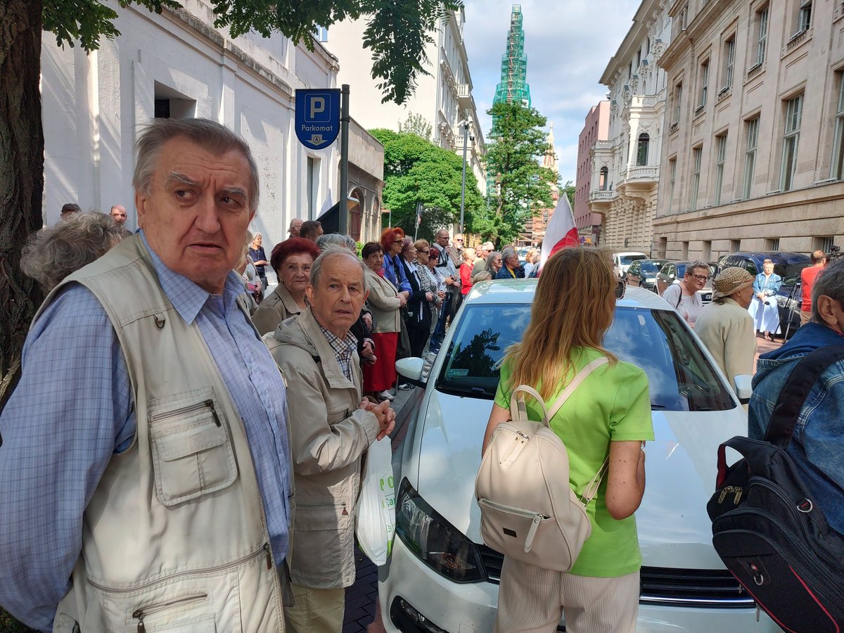 Łodzianie mówią stanowcze NIE inwazji migrantów!
Trwa protest przed Urzędem Marszałkowskim Województwa Łódzkiego, gdzie właśnie obraduje sejmik. Ruch Obrony Granic wspiera mieszkańców!

#RuchObronyGranic 
#Łódź 
#NieDlaMigracji