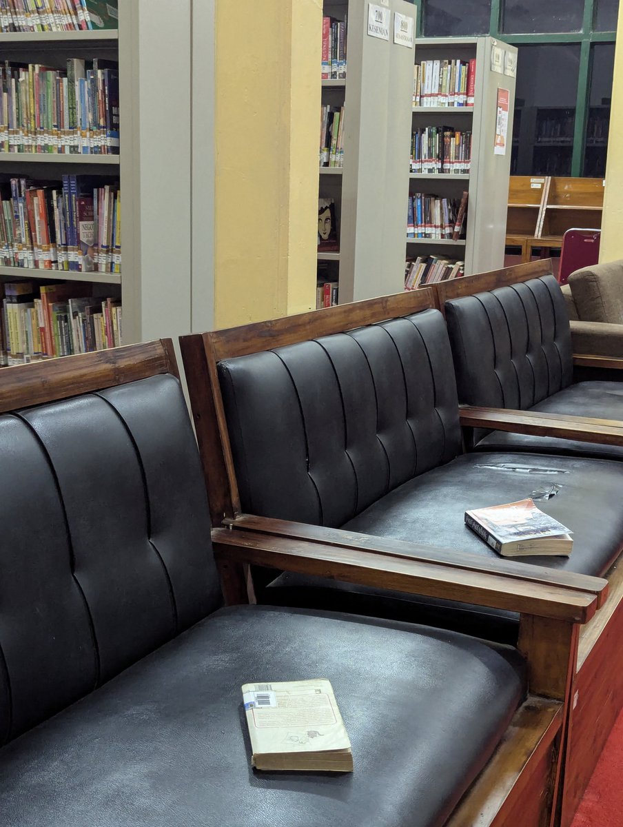 kabarklaten's tweet photo. night at the m̶u̶s̶e̶u̶m̶  library https://t.co/KhLYtDlwnc