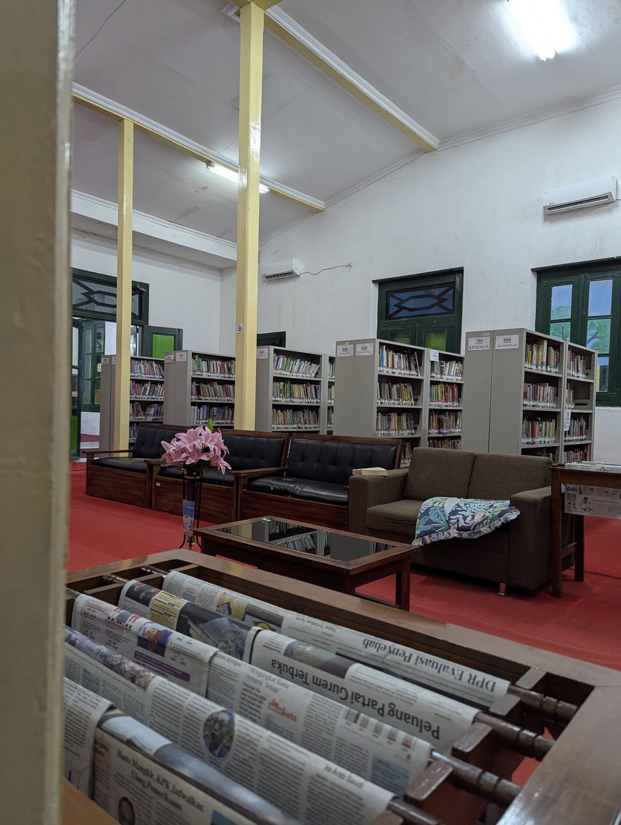 kabarklaten's tweet photo. night at the m̶u̶s̶e̶u̶m̶  library https://t.co/KhLYtDlwnc