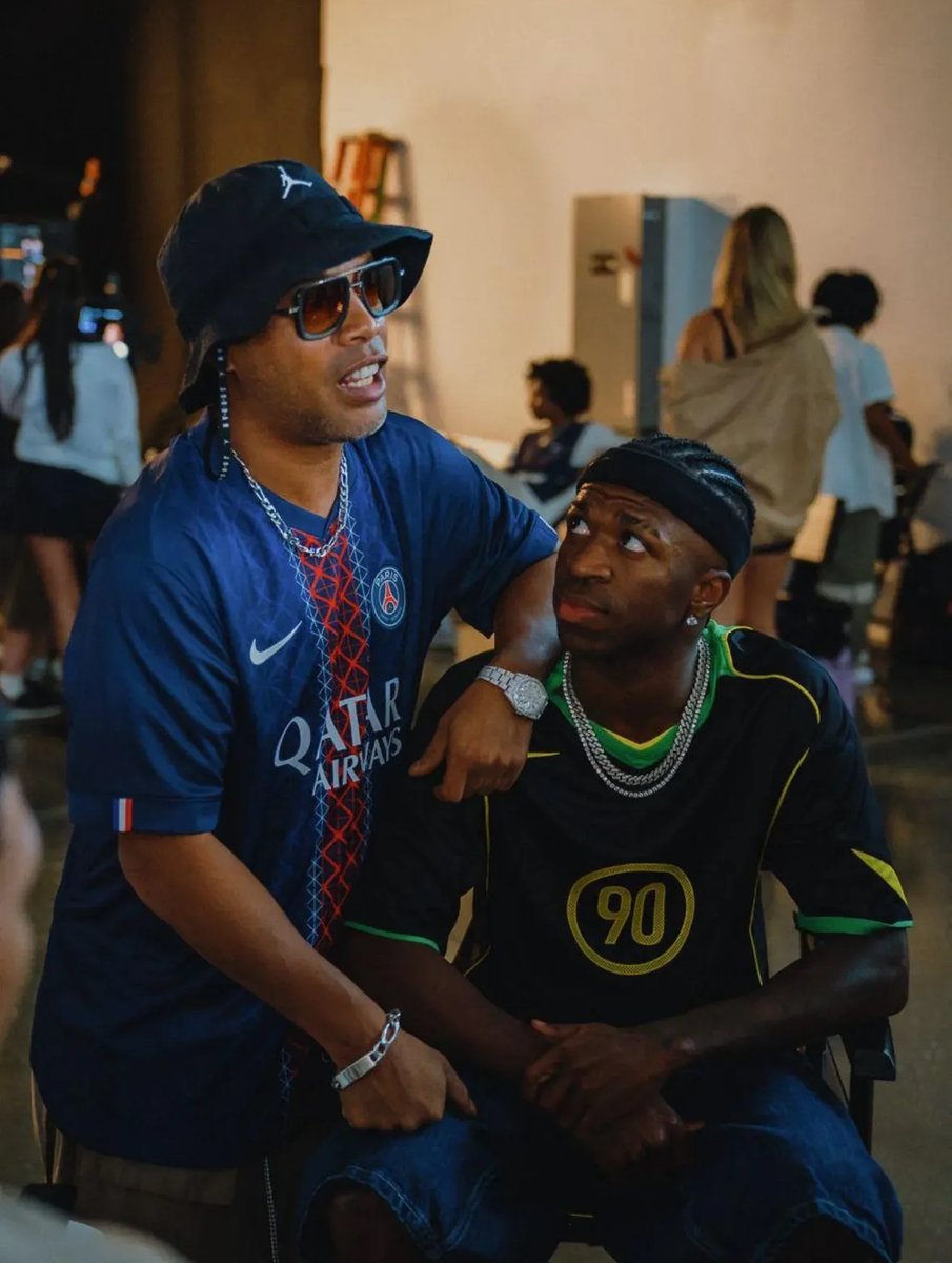 𝗥𝗢𝗡𝗔𝗟𝗗𝗜𝗡𝗛𝗢 🇧🇷 ✖️ 🇧🇷 𝗩𝗜𝗡𝗜𝗖𝗜𝗨𝗦

On l'a vu le nouveau maillot du PSG 👀❤️💙

📲 IG
