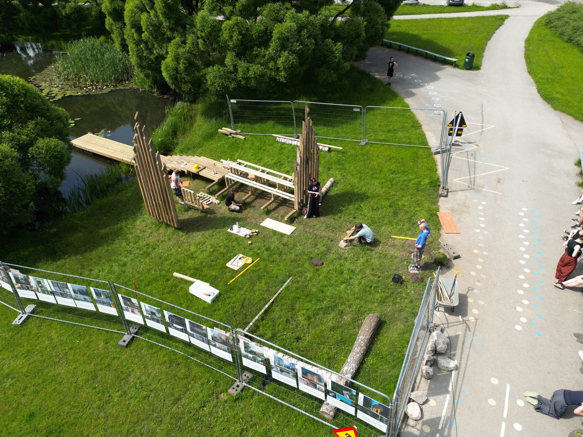 EKA tudengitel käib uue varjualuse "Õrred" juures kärmas töö.  Avamine on 18. juunil kell 16 Annelinnas Hansa ja Descartes’i kooli juures asuva tiigi ääres. Fotod: Mikk Pärdi