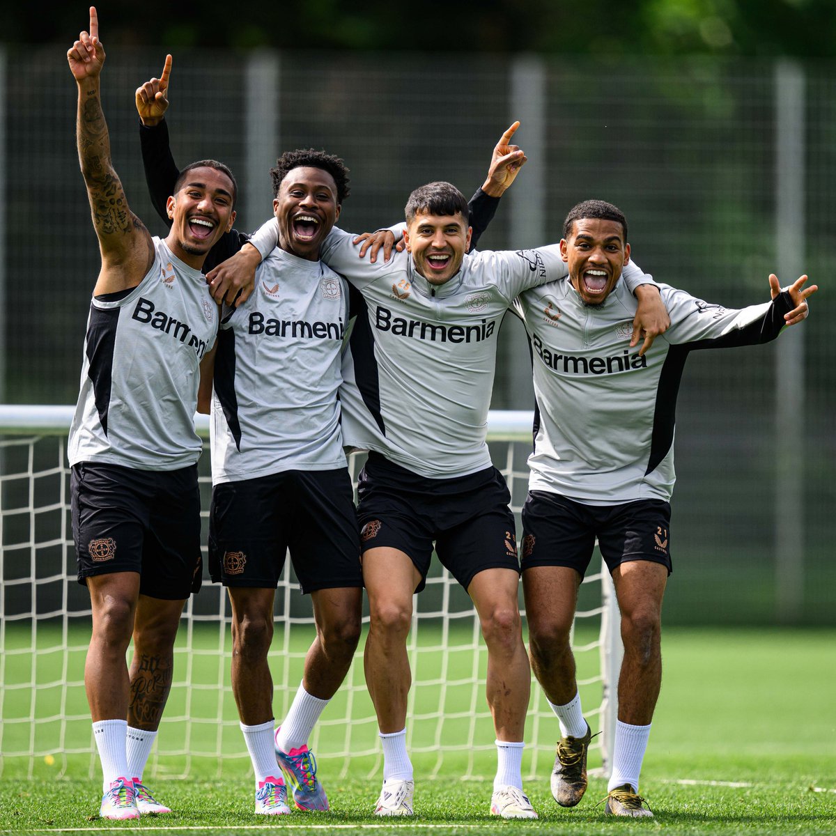 ¡Consigue una camiseta de entrenamiento del Werkself firmada! ✍️👕

A la subasta 👉 l.matchwornshirt.com/bayer-leverkus…

#SomosBayer04 🖤❤️