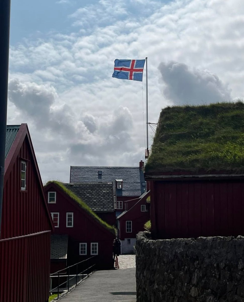 Tinganes's tweet image. 🇮🇸 Til hamingju, Ísland! 🇮🇸

Today, 17 June, we proudly celebrate Iceland’s National Day by flying the Icelandic flag in Tinganes. Warmest wishes to our closest neighbours on this special day!