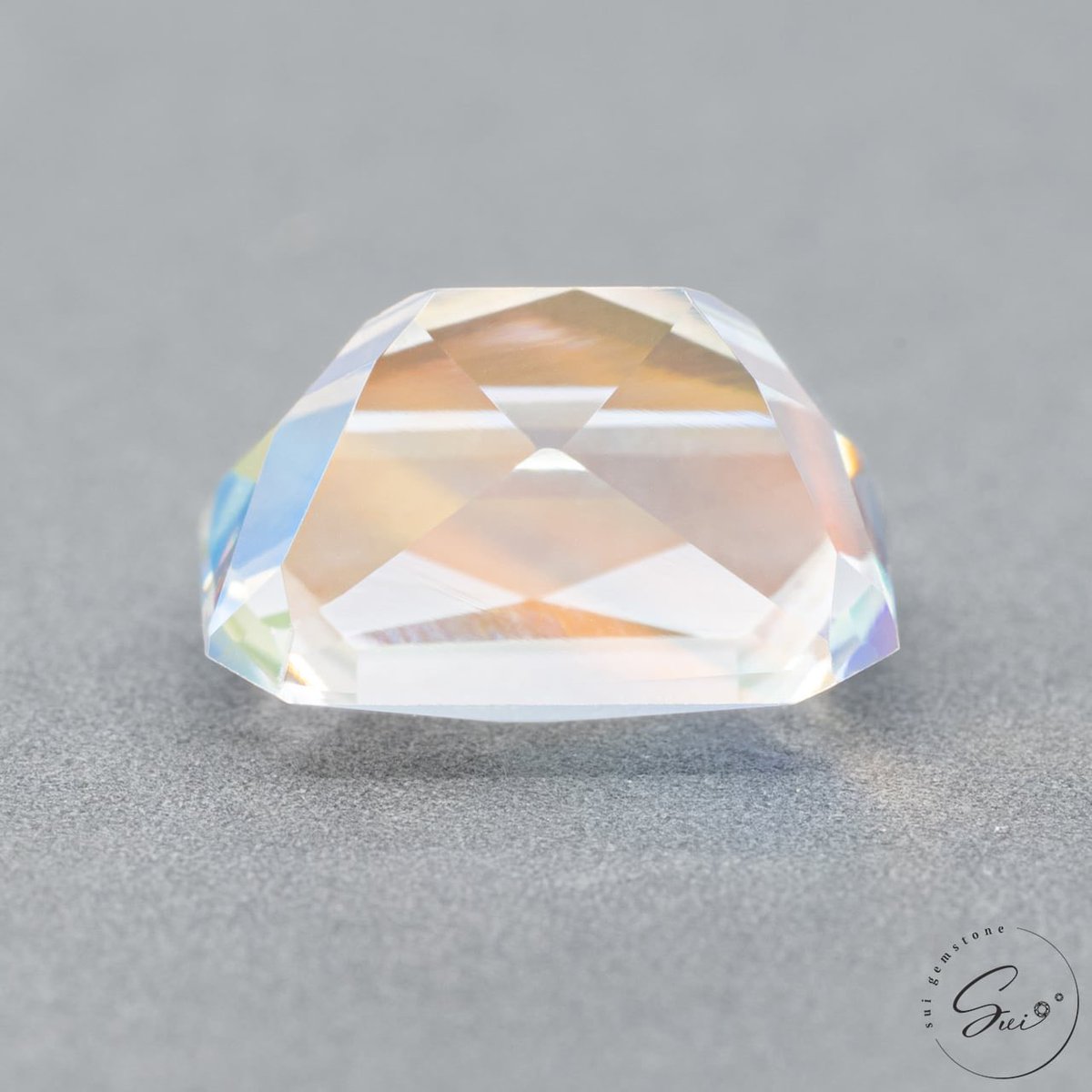 suigemstone's tweet image. 透明感と鮮やかなブルーのシラーが魅力のロイヤルブルームーンストーンと幻想的なブルーグリーンを基調とした虹感と裏側から覗くオレンジシラーが不思議なレインボームーンストーン。色んなムーンストーンを集めたのでぜひお気に入りを探してみて欲しい⟡.·︎︎☾*。