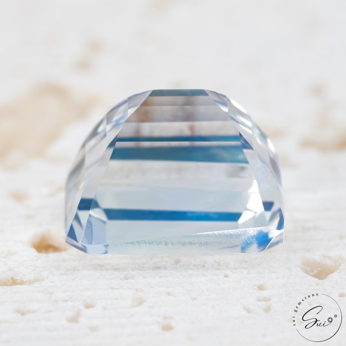 suigemstone's tweet image. 透明感と鮮やかなブルーのシラーが魅力のロイヤルブルームーンストーンと幻想的なブルーグリーンを基調とした虹感と裏側から覗くオレンジシラーが不思議なレインボームーンストーン。色んなムーンストーンを集めたのでぜひお気に入りを探してみて欲しい⟡.·︎︎☾*。