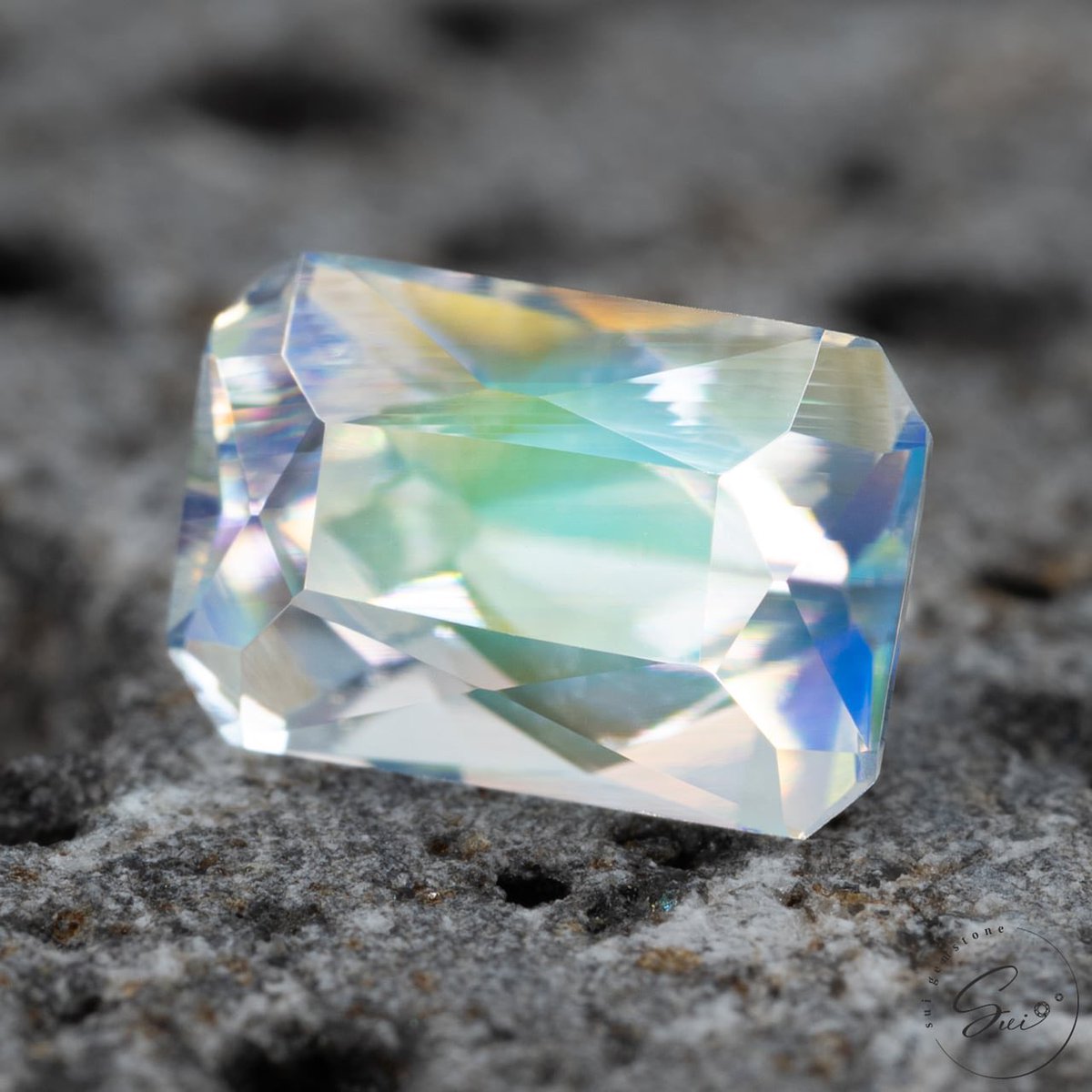 suigemstone's tweet image. 透明感と鮮やかなブルーのシラーが魅力のロイヤルブルームーンストーンと幻想的なブルーグリーンを基調とした虹感と裏側から覗くオレンジシラーが不思議なレインボームーンストーン。色んなムーンストーンを集めたのでぜひお気に入りを探してみて欲しい⟡.·︎︎☾*。