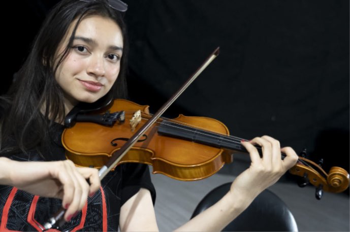 🎻 ¡El violín tiene su día y Bogotá lo celebra en grande!

Este 17 de junio, el mundo rinde homenaje a uno de los instrumentos más emocionantes 🎶 y nuestra ciudad lo celebra con historia, talento y un evento sin precedentes: el primer #ConcursoInternacionalDeViolín Ciudad de