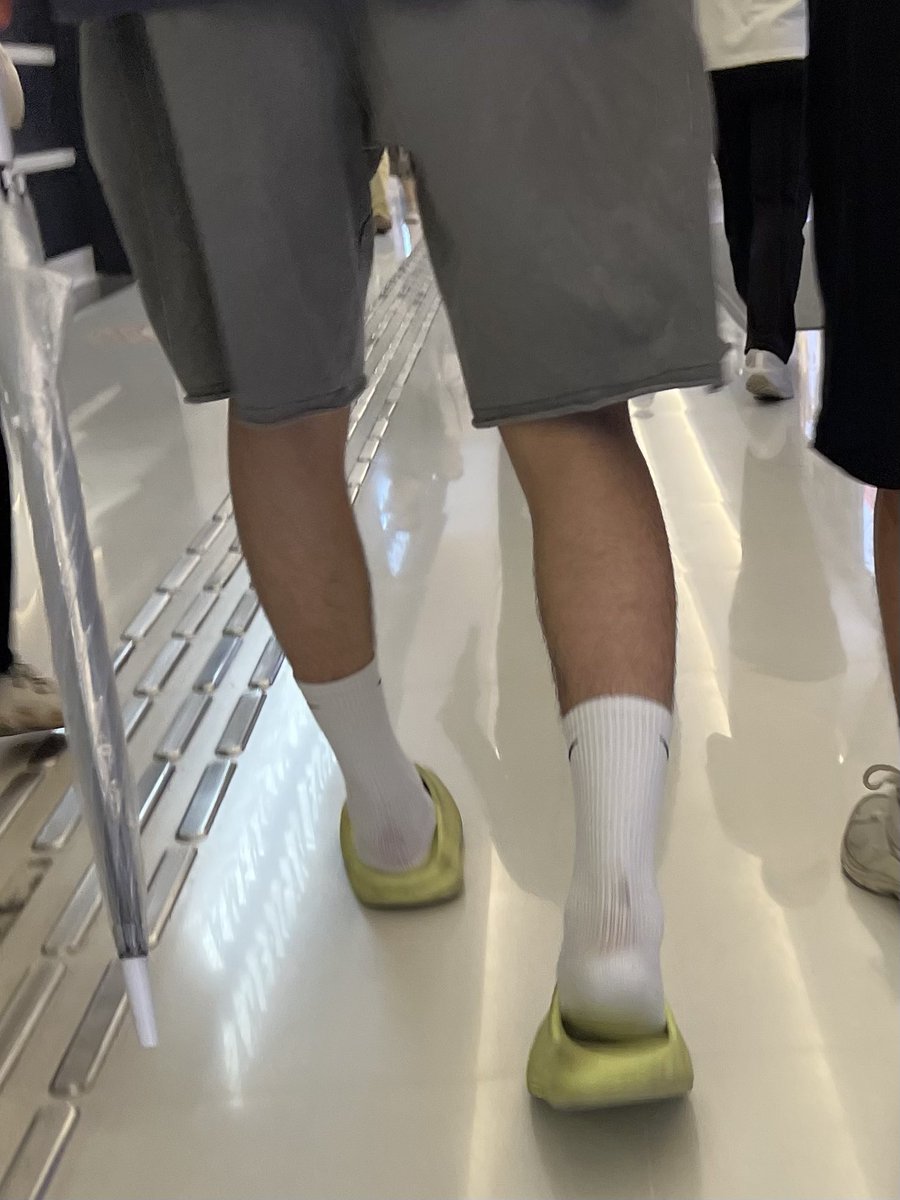 落咁大雨仲著白襪拖，污糟哂囉