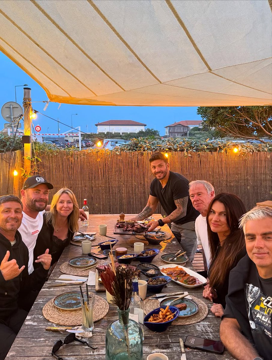 📷 Chris Hemsworth with mother Leonie Van Os, father Craig Hemsworth &amp; friend Luke Zocchi, in Hossegor, France on Tuesday 17 June 2025. 🎞️🇦🇺🇫🇷

➤ @ChrisHemsworth: instagram.com/chrishemsworth…

#ChrisHemsworth #Hemsworth #CraigHemsworth #LeonieVanOs #LukeZocchi #Instagram #2025 #2020s
