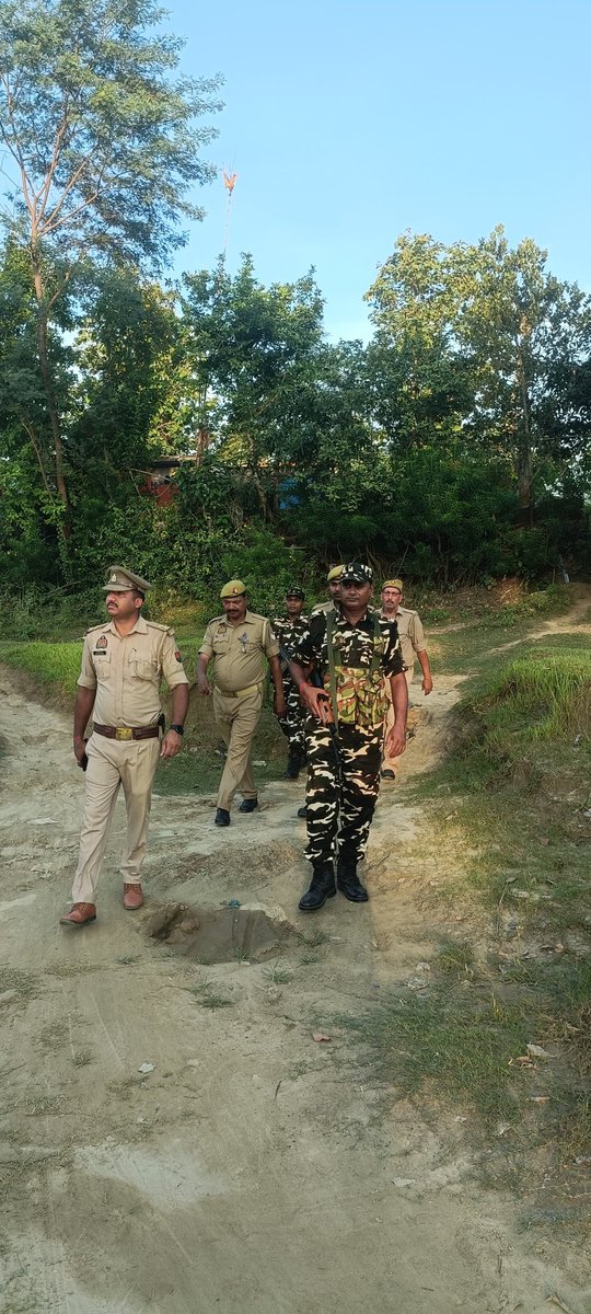 maharajganjpol's tweet photo. #Maharajganjpolice
#SPMRJ  के निर्देशन में शान्ति एवं कानून-व्यवस्था बनाये रखने के दृष्टिगत थाना सोनौली #Ic_Op_खनुआ पुलिस द्वारा प्रमुख स्थानों पर #Footpatrolling तथा संदिग्ध व्यक्तियों की चेकिंग की गयी तथा अन्तर्राष्ट्रीय सीमा पर SSB बल के साथ पैदल गस्त किया गया ।
@Uppolice https://t.co/TsmmZZAZ9z