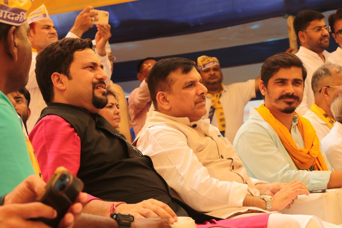 बिहार में संजय सिंह 

संजय सिंह का बिहार में होना ये दर्शाता है AAP बिहार के लिए गंभीर है 

संजय सिंह आने वाले दिनों में बिहार में खूंटा गाड़ देंगे 

बिहार में AAP को इसी निडर नेता की जरूरत है