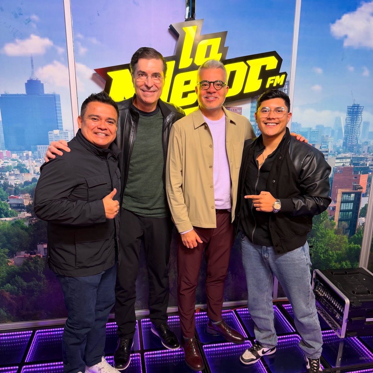LaMejor's tweet photo. Hoy nos acompañaron #RobertoLopez director de @sonymusicmexico para hablarnos de la importancia de la inclusión laboral y mucho más junto a #FranciscoRobledo en #ElShowDeLaMejor 👏🏼🏳️🌈 https://t.co/QD2XOnAuzy